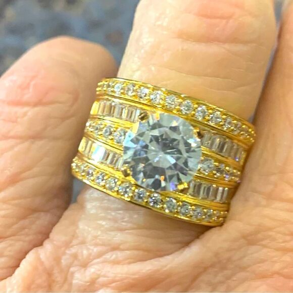 Beautiful size 7 ring with large center stone and rounds a baguettes beside - Picture 1 of 5